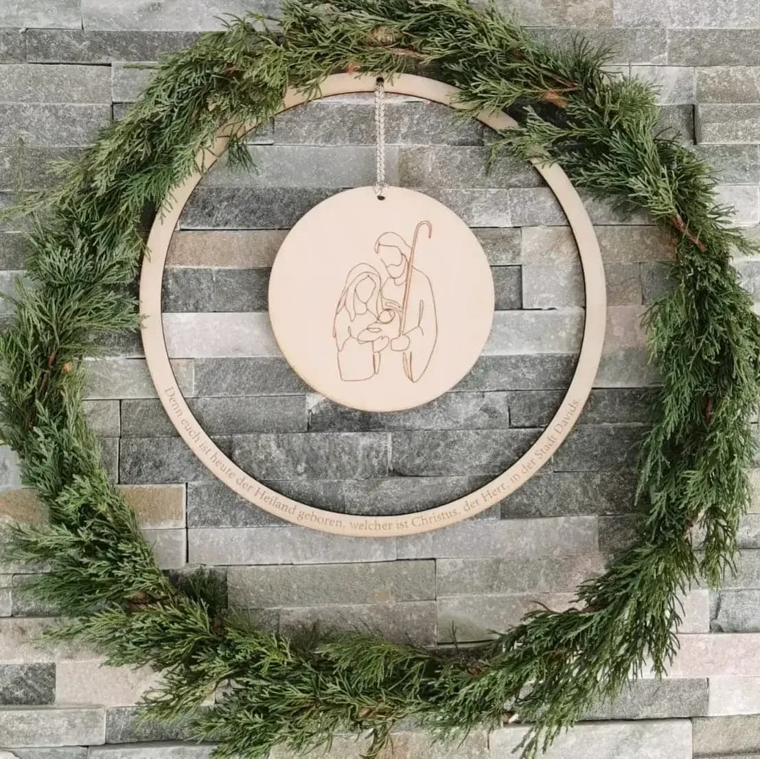 Weihnachtskranz mit Krippen-Holzscheibe und Naturgrün