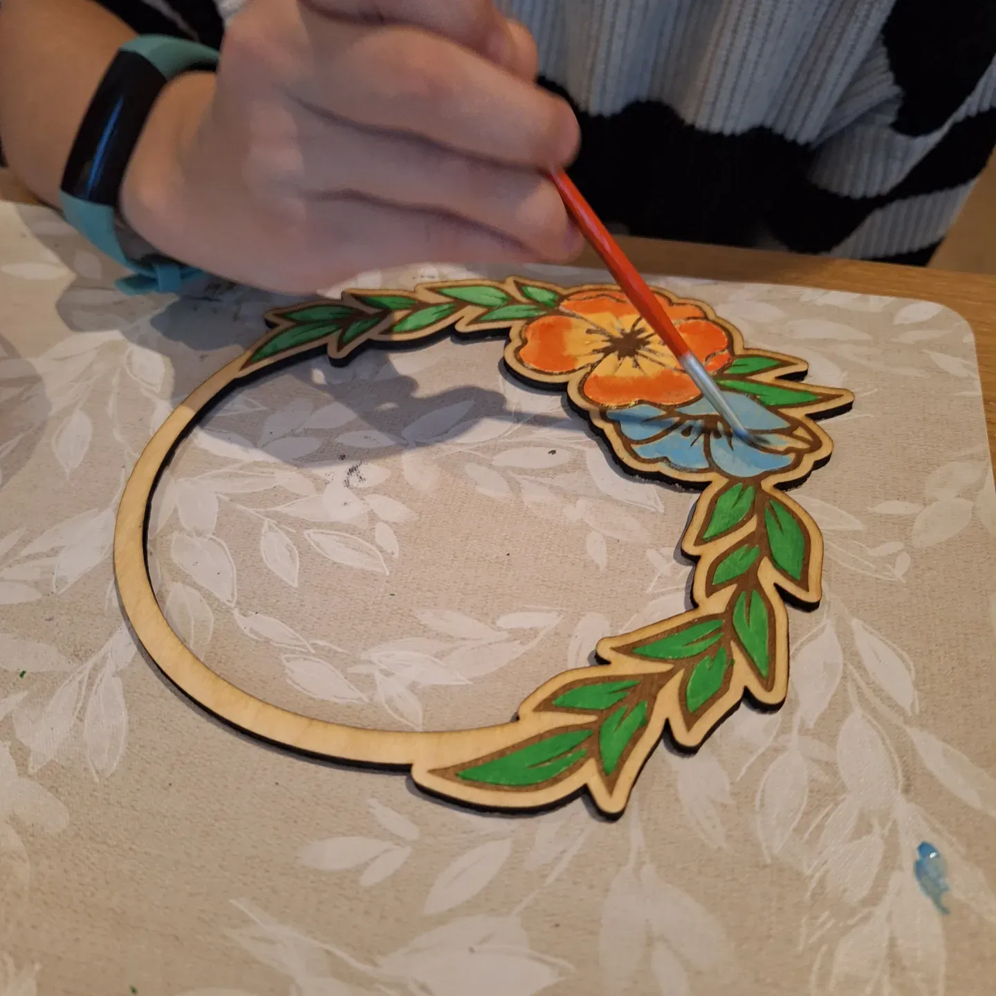 Kreativ-Workshop Kind bemalt Blumenkranz