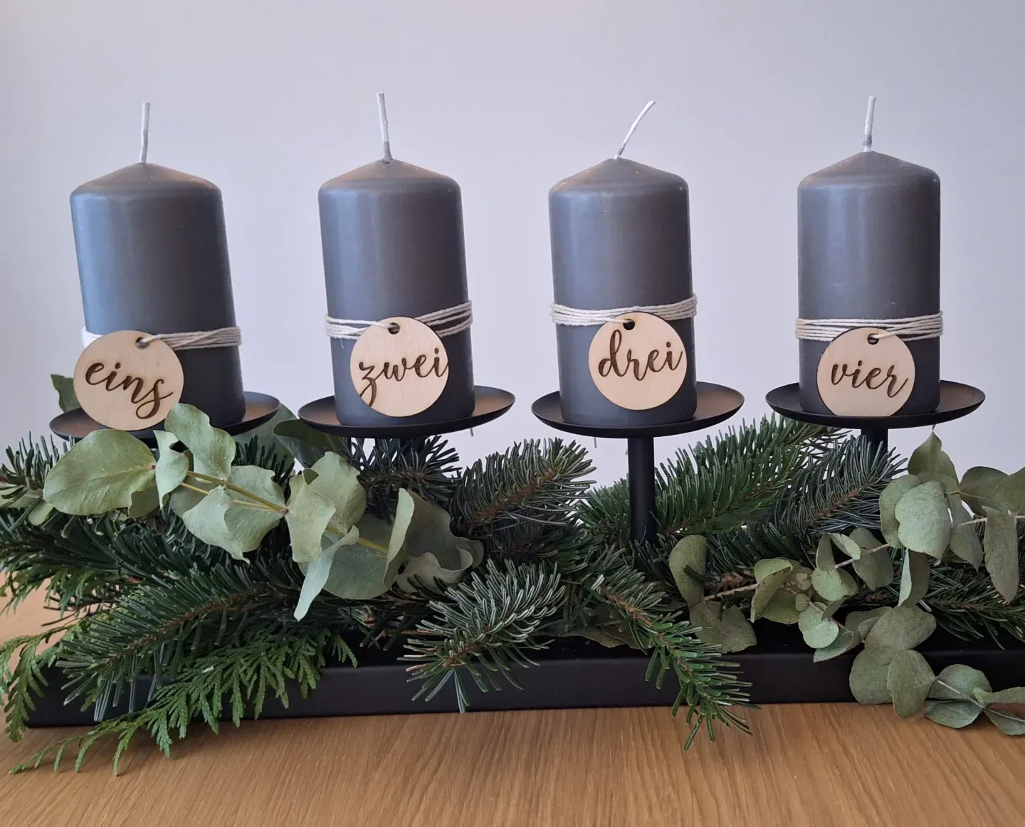 Adventskranz mit Holz-Anhängern eins zwei drei vier
