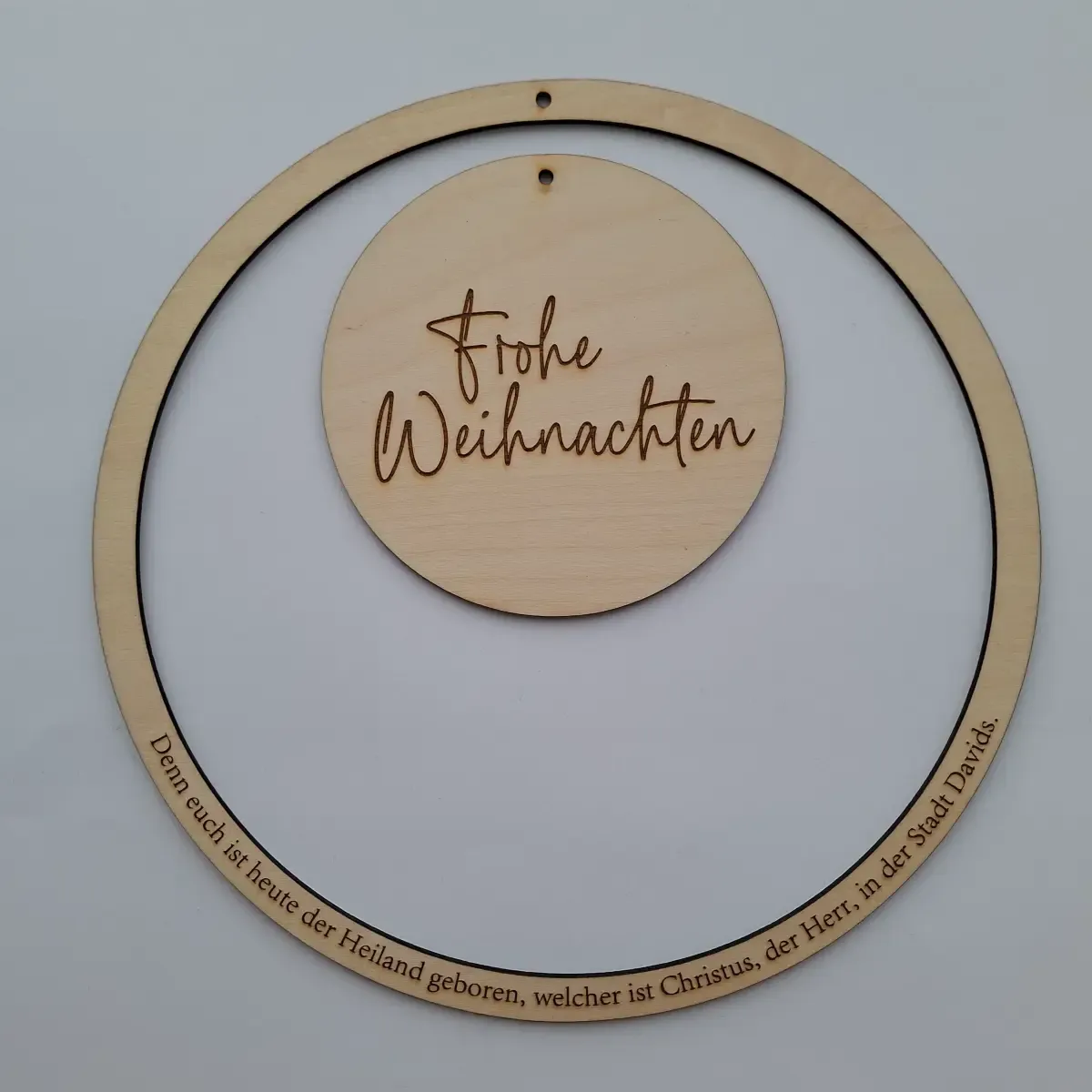 Holzring mit Holzscheibe und Bibelvers